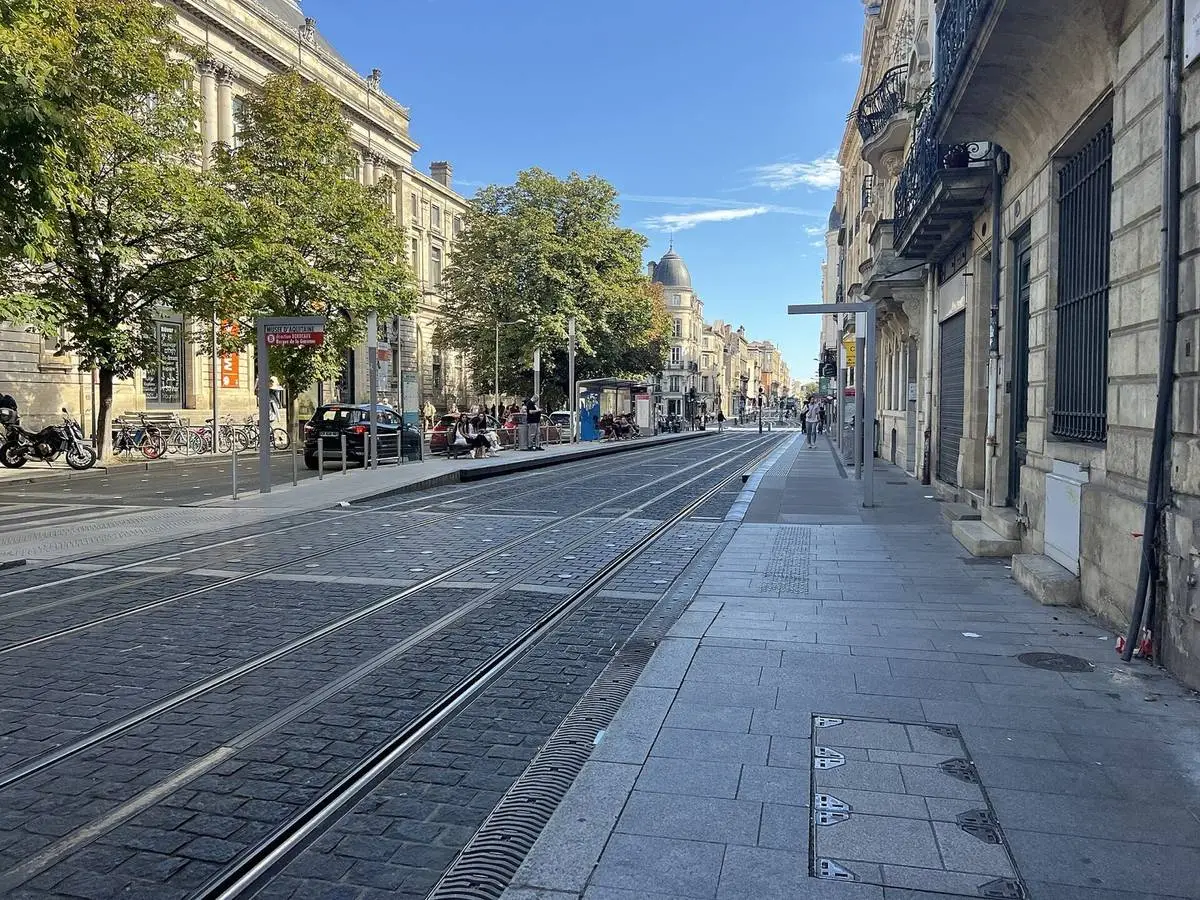 Une rame du tramway de Bordeaux à la station Musée d'Aquitaine