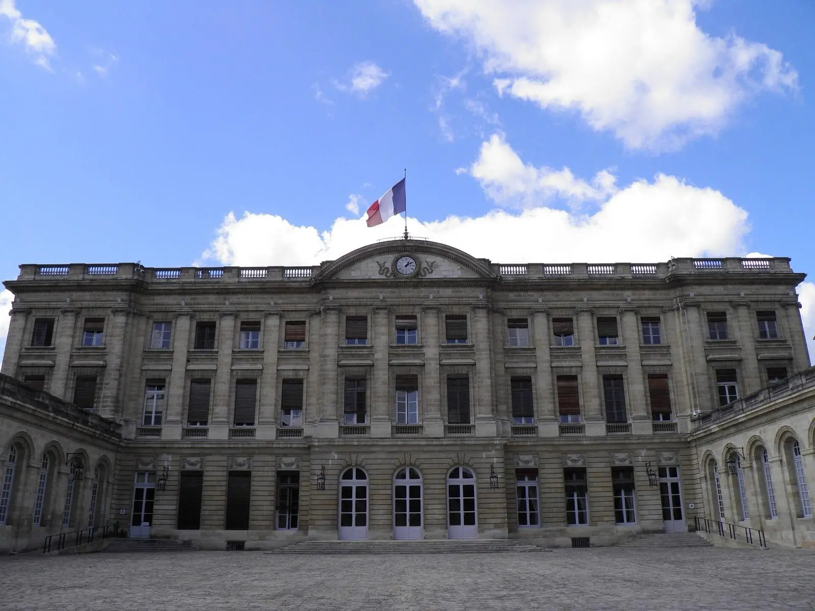 La cour de l'hôtel de ville de Bordeaux, l'ancien palais Rohan