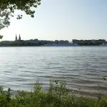 Les façades de la rive gauche de Bordeaux vues depuis le quartier Darwin, sur la rive droite