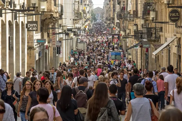 La rue Sainte-Catherine, grande rue piétonne du centre de Bordeaux