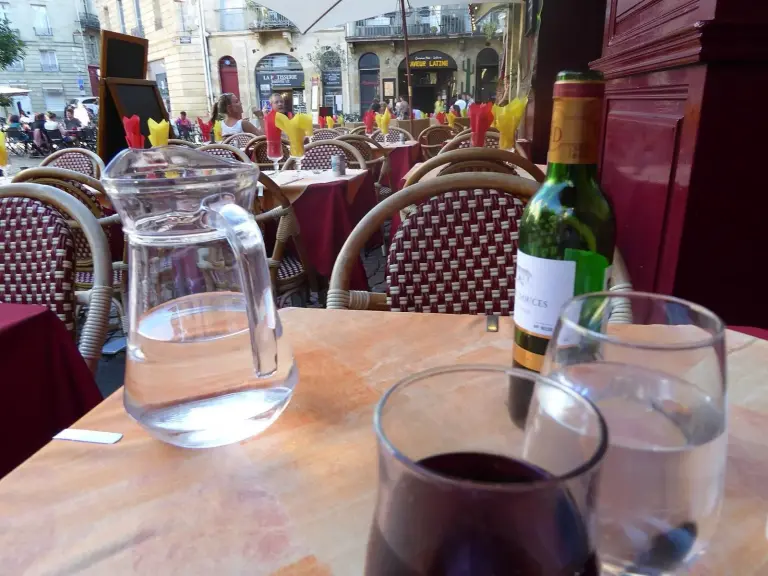 Terrasse sur la place Saint-Pierre à Bordeaux, un soir d'été