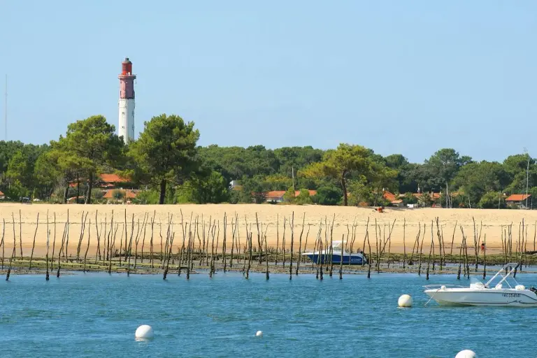 Le phare du Cap Ferret vu depuis le Bassin d'Arcachon
