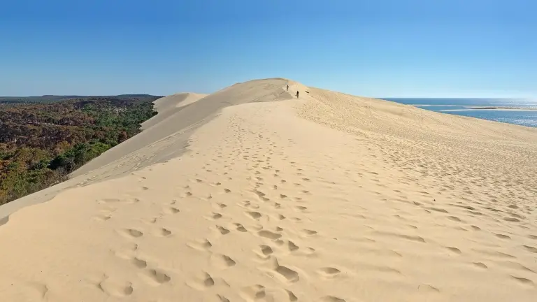 Le sommet de la dune du Pilat, avec l'océan et l'entrée du Bassin d'Arcachon