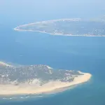 Vue aérienne de l'entrée du Bassin d'Arcachon, avec la pointe du Cap Ferret au premier plan