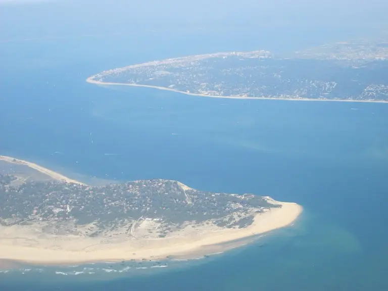 Vue aérienne de l'entrée du Bassin d'Arcachon, avec la pointe du Cap Ferret au premier plan