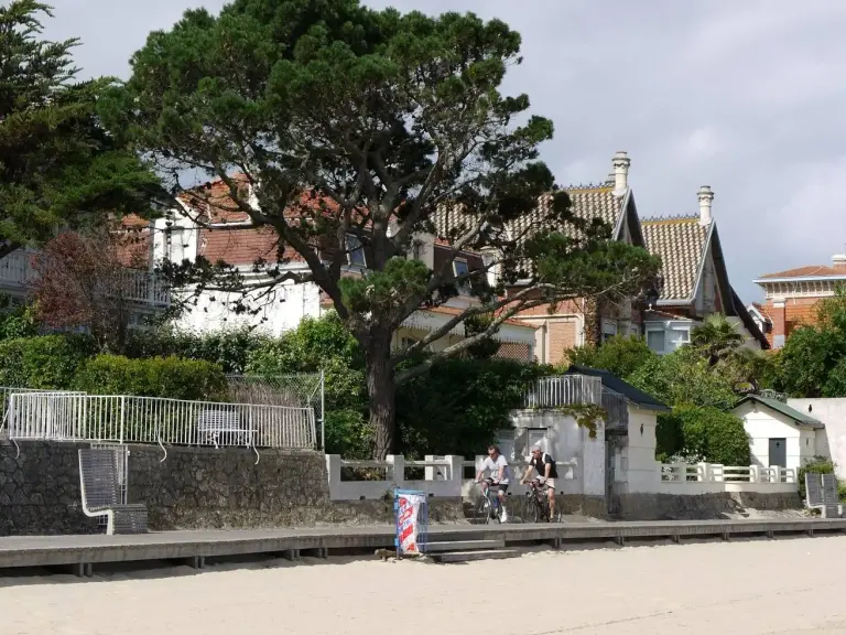 La piste cyclable qui longe la plage à Arcachon