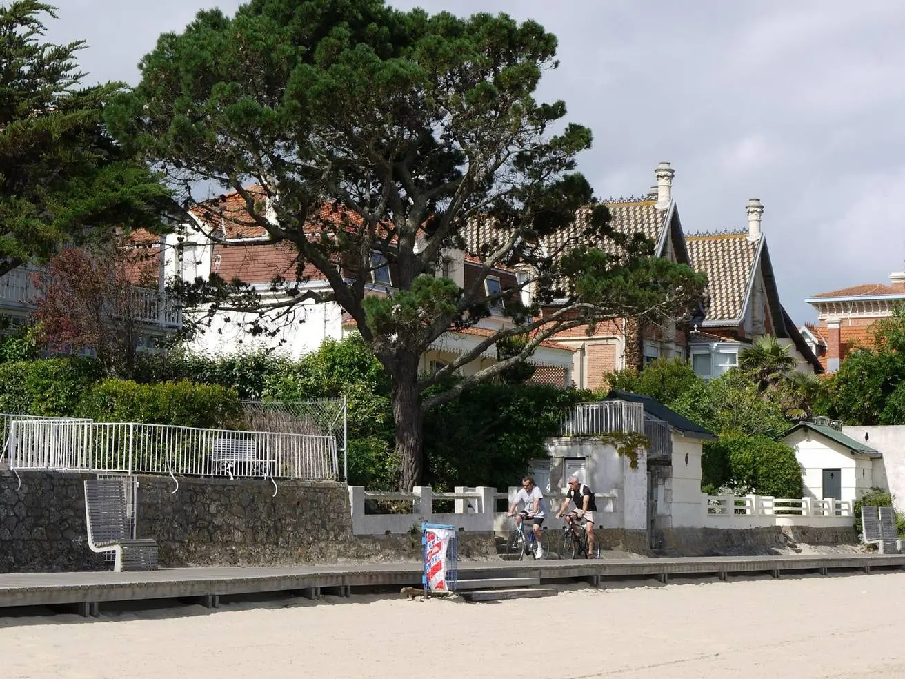 La piste cyclable qui longe la plage à Arcachon