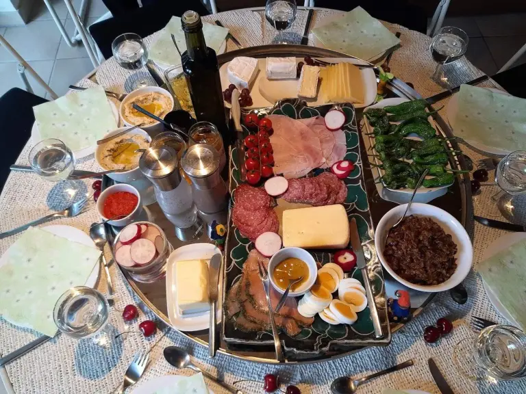 Table de brunch dressée avec pains, fruits et boissons