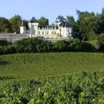 Le château de La Rivière au milieu de ses vignes, appellation Fronsac