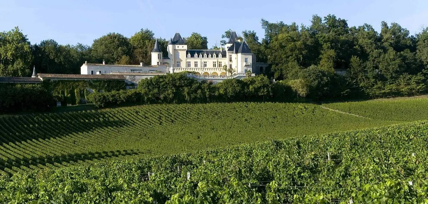 Le château de La Rivière au milieu de ses vignes, appellation Fronsac