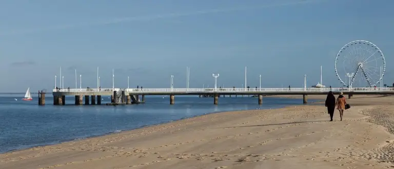 La plage d'Arcachon en hiver, le long du front de mer