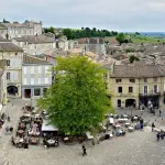 La place centrale de Saint-Émilion vue depuis l'église monolithe