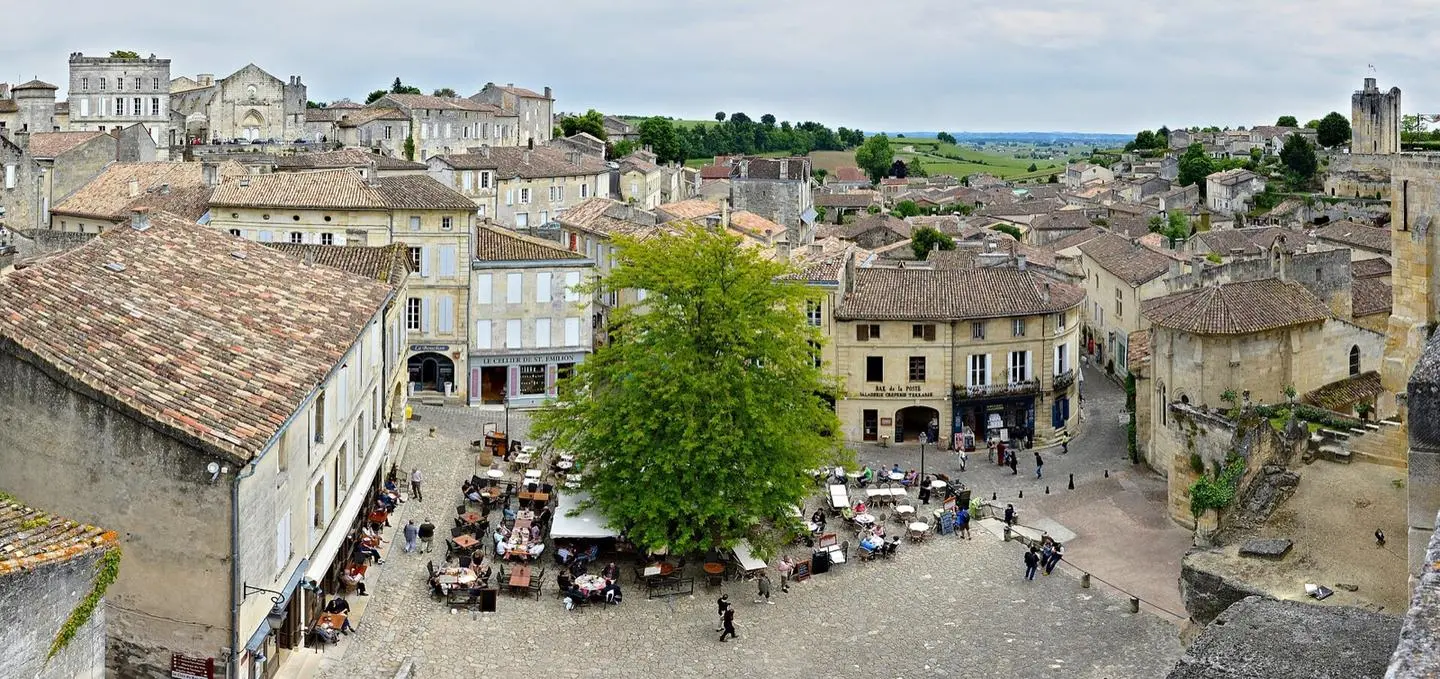 La place centrale de Saint-Émilion vue depuis l'église monolithe
