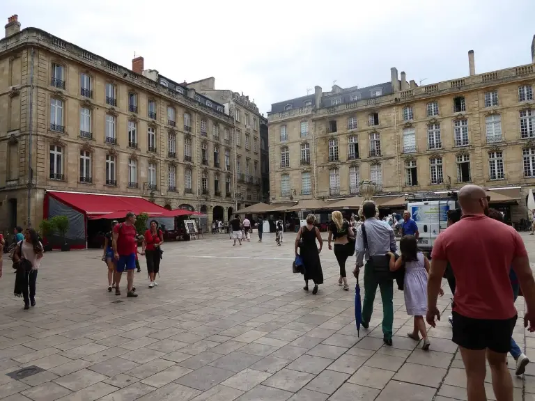 Terrasses de restaurants sur la place du Parlement à Bordeaux