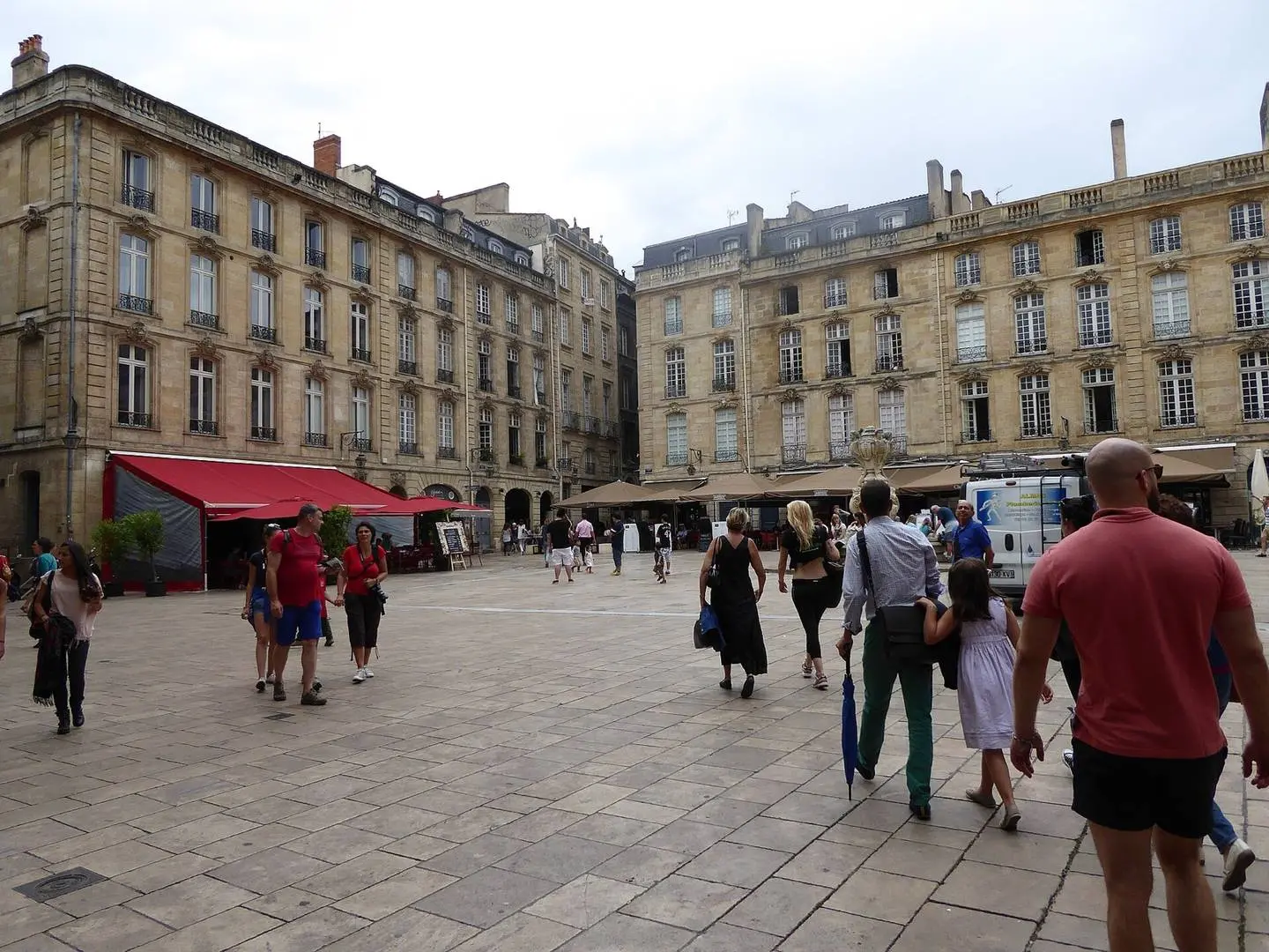 Terrasses de restaurants sur la place du Parlement à Bordeaux