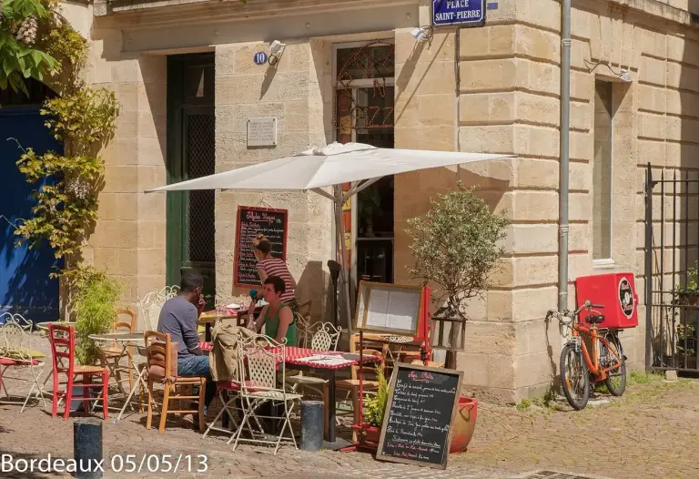 Terrasse d'un restaurant place Saint-Pierre à Bordeaux, un dimanche de mai