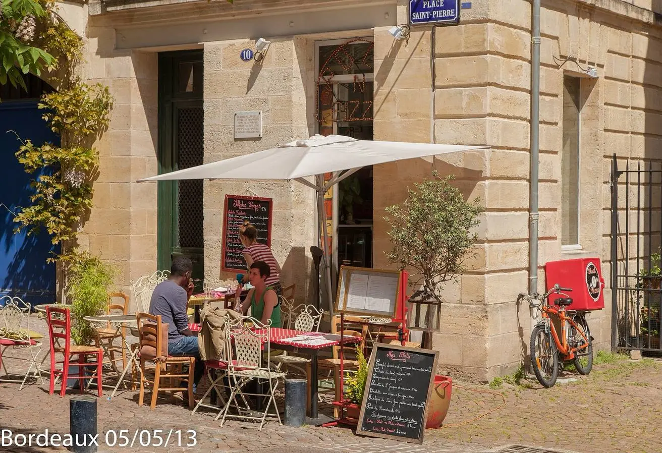 Terrasse d'un restaurant place Saint-Pierre à Bordeaux, un dimanche de mai