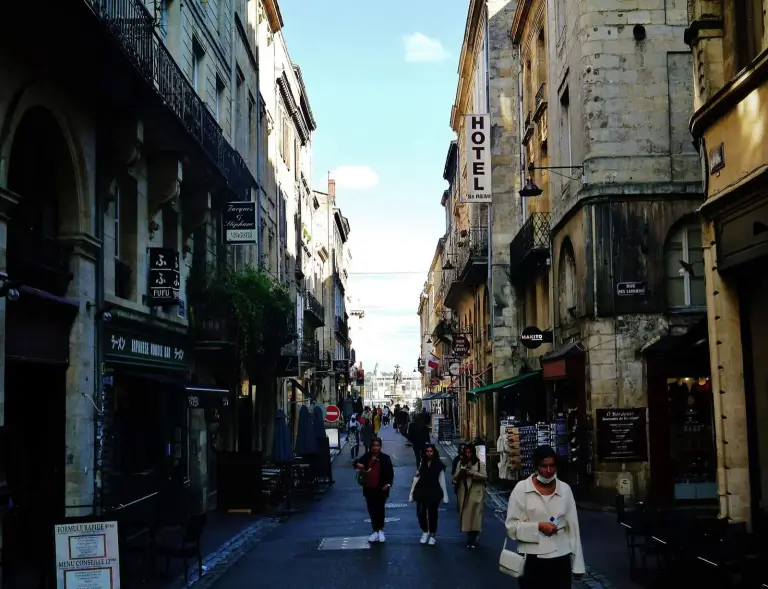 La rue Saint-Rémi à Bordeaux, bordée de restaurants