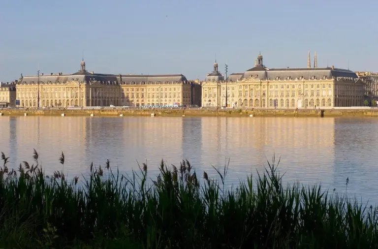 Les quais de Bordeaux au bord de la Garonne, vers la place de la Bourse