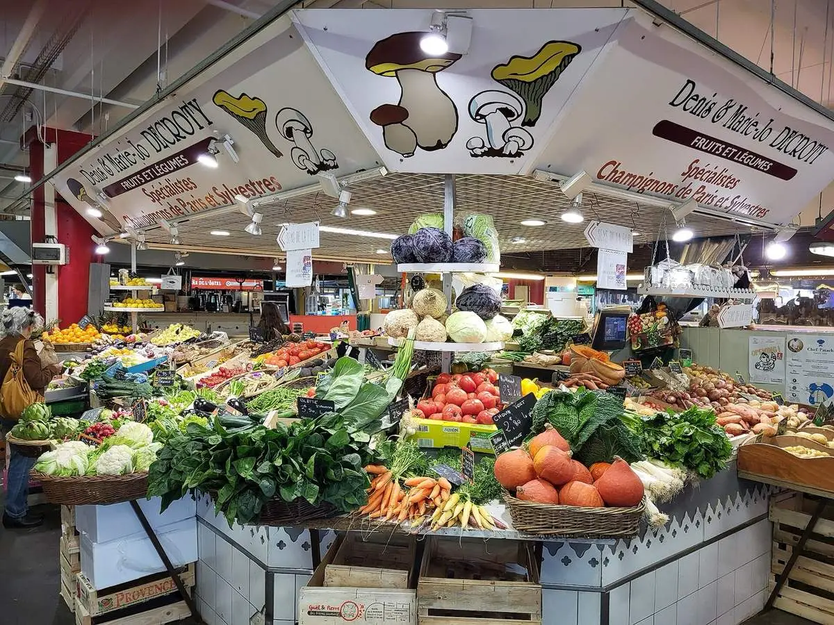 Étal de fruits et légumes au marché des Capucins à Bordeaux