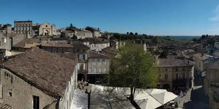 Vue sur les toits de Saint-Émilion depuis le clocher de l'église monolithe
