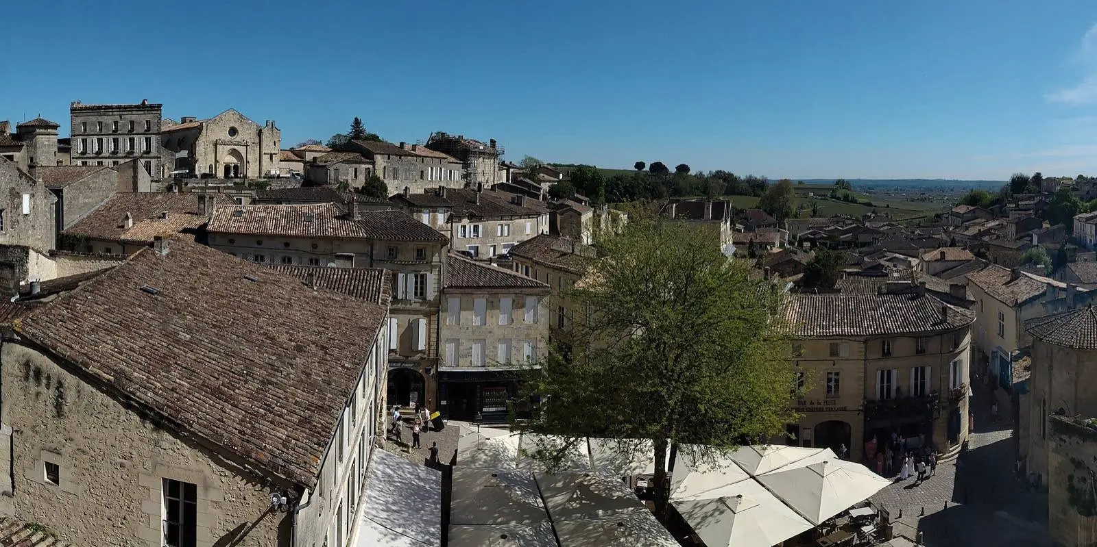 Vue sur les toits de Saint-Émilion depuis le clocher de l'église monolithe