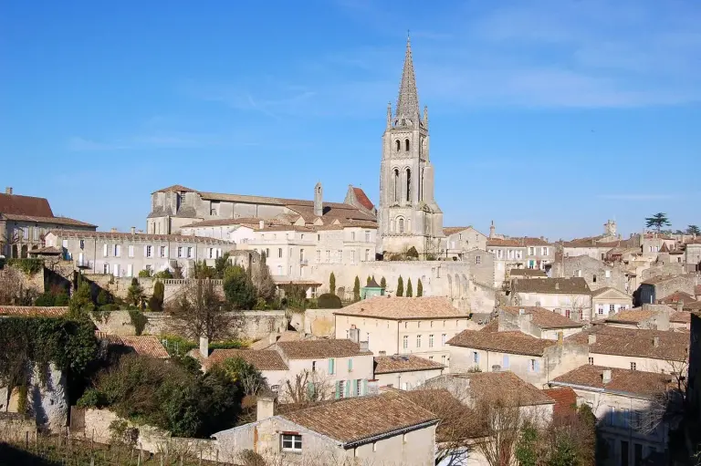 Le village de Saint-Émilion et son clocher au-dessus des toits
