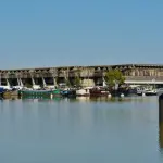 La base sous-marine de Bordeaux, qui abrite les Bassins des Lumières, vue depuis les bassins à flot