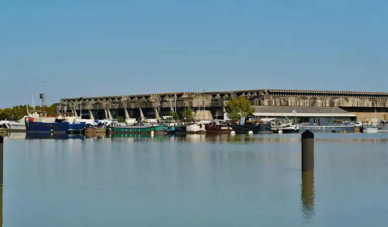 La base sous-marine de Bordeaux, qui abrite les Bassins des Lumières, vue depuis les bassins à flot