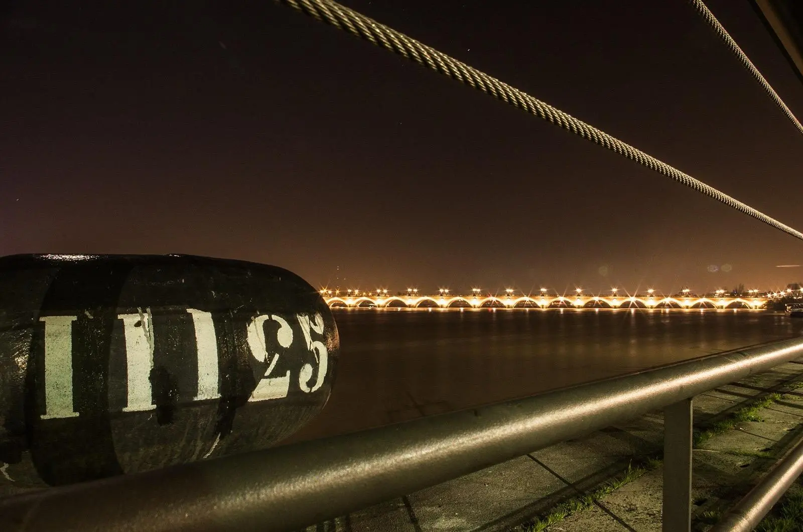 Le pont de pierre sur la Garonne à Bordeaux, vu depuis les quais