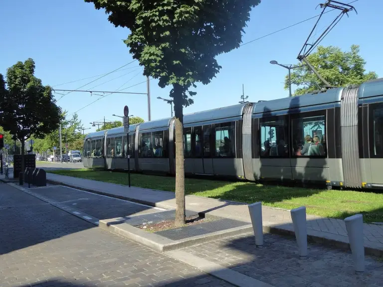 Les façades en pierre du quai des Chartrons à Bordeaux, le long de la Garonne