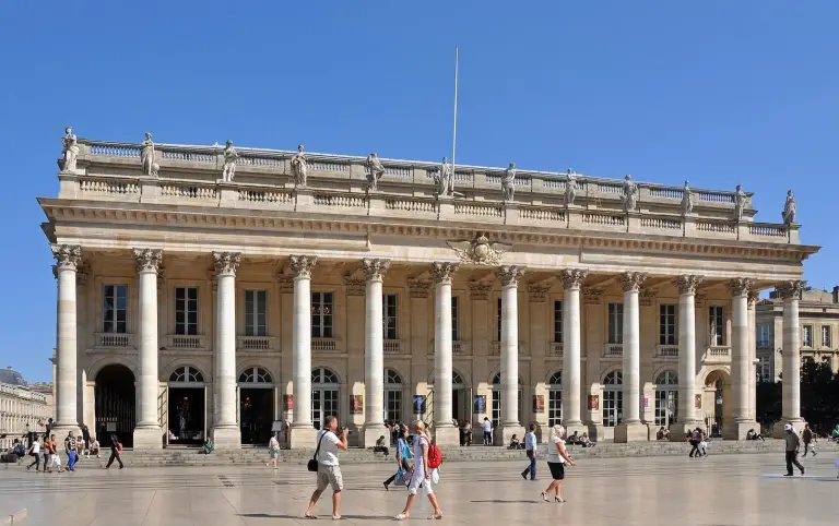 La façade à colonnes du Grand-Théâtre de Bordeaux, place de la Comédie