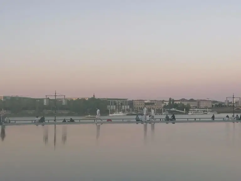Le miroir d'eau sur les quais de Bordeaux, avec les façades de la place de la Bourse qui s'y reflètent
