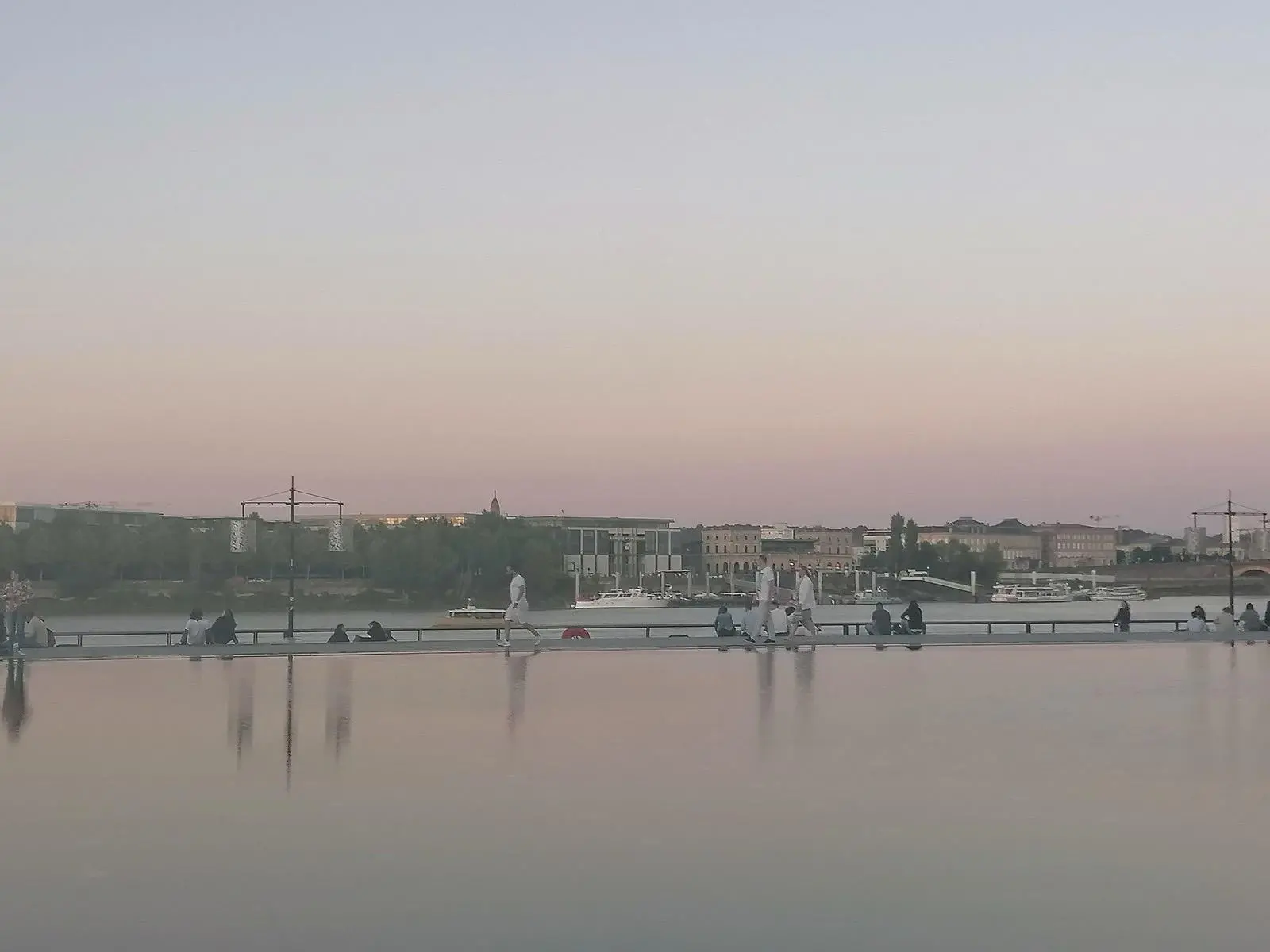 Le miroir d'eau sur les quais de Bordeaux, avec les façades de la place de la Bourse qui s'y reflètent