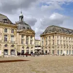 Les façades de la place de la Bourse à Bordeaux, avec le pavillon central et son dôme