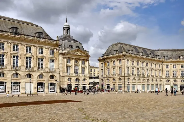 Les façades de la place de la Bourse à Bordeaux, avec le pavillon central et son dôme
