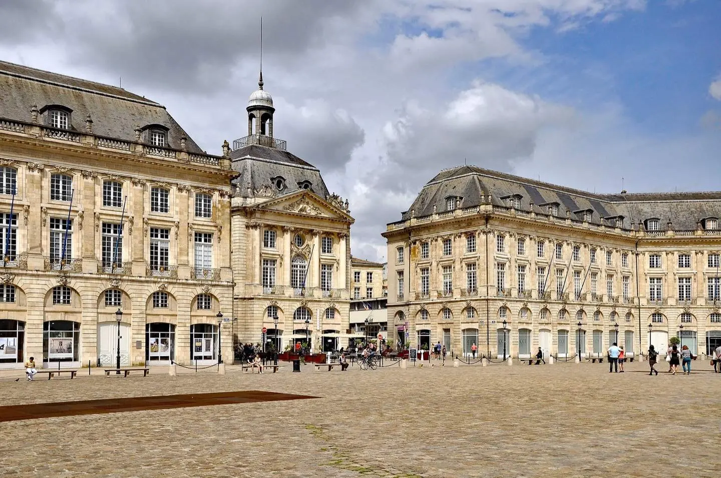 Les façades de la place de la Bourse à Bordeaux, avec le pavillon central et son dôme