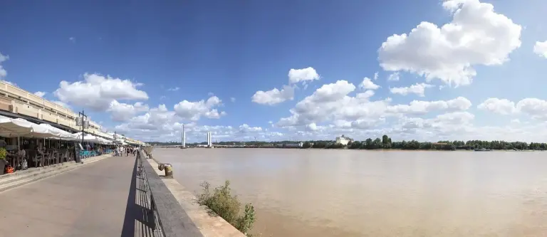 Les quais de Bordeaux et le pont Jacques-Chaban-Delmas sur la Garonne