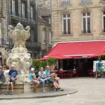 La place du Parlement, dans le quartier Saint-Pierre à Bordeaux, avec ses terrasses et sa fontaine