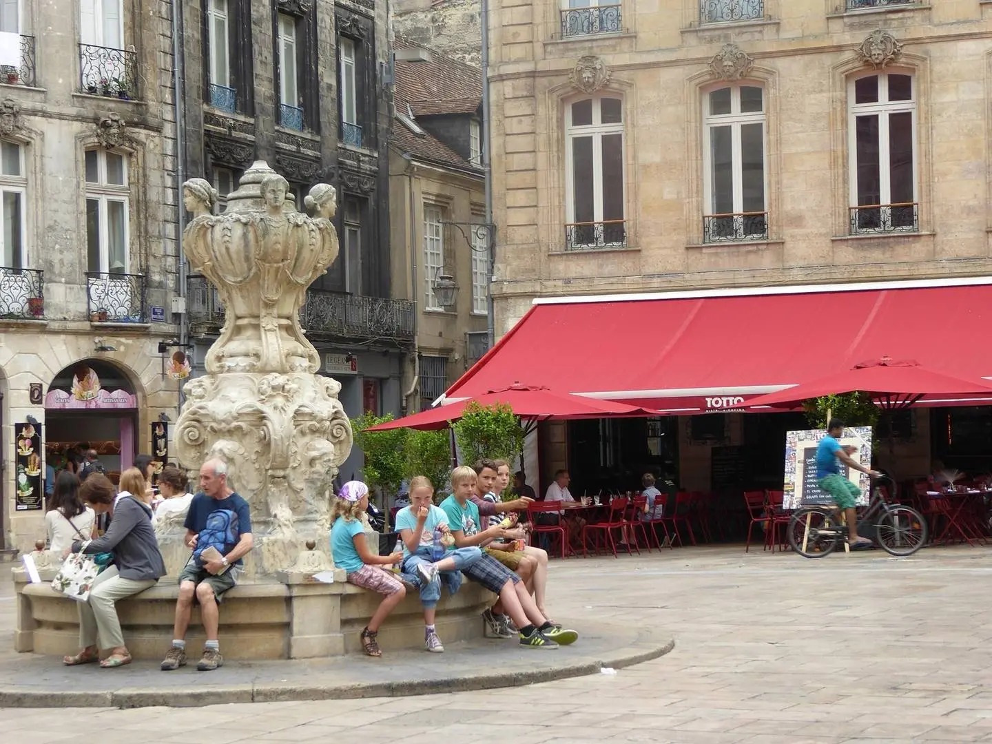 La place du Parlement, dans le quartier Saint-Pierre à Bordeaux, avec ses terrasses et sa fontaine