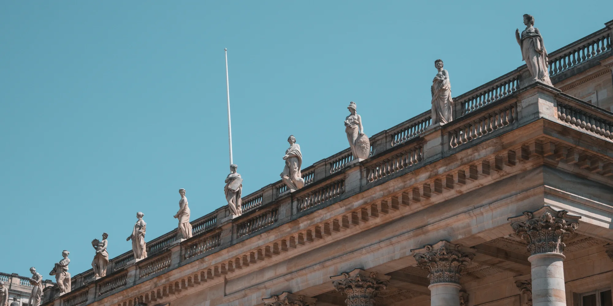Que faire à Bordeaux : les statues et les colonnes du Grand-Théâtre sous un ciel bleu